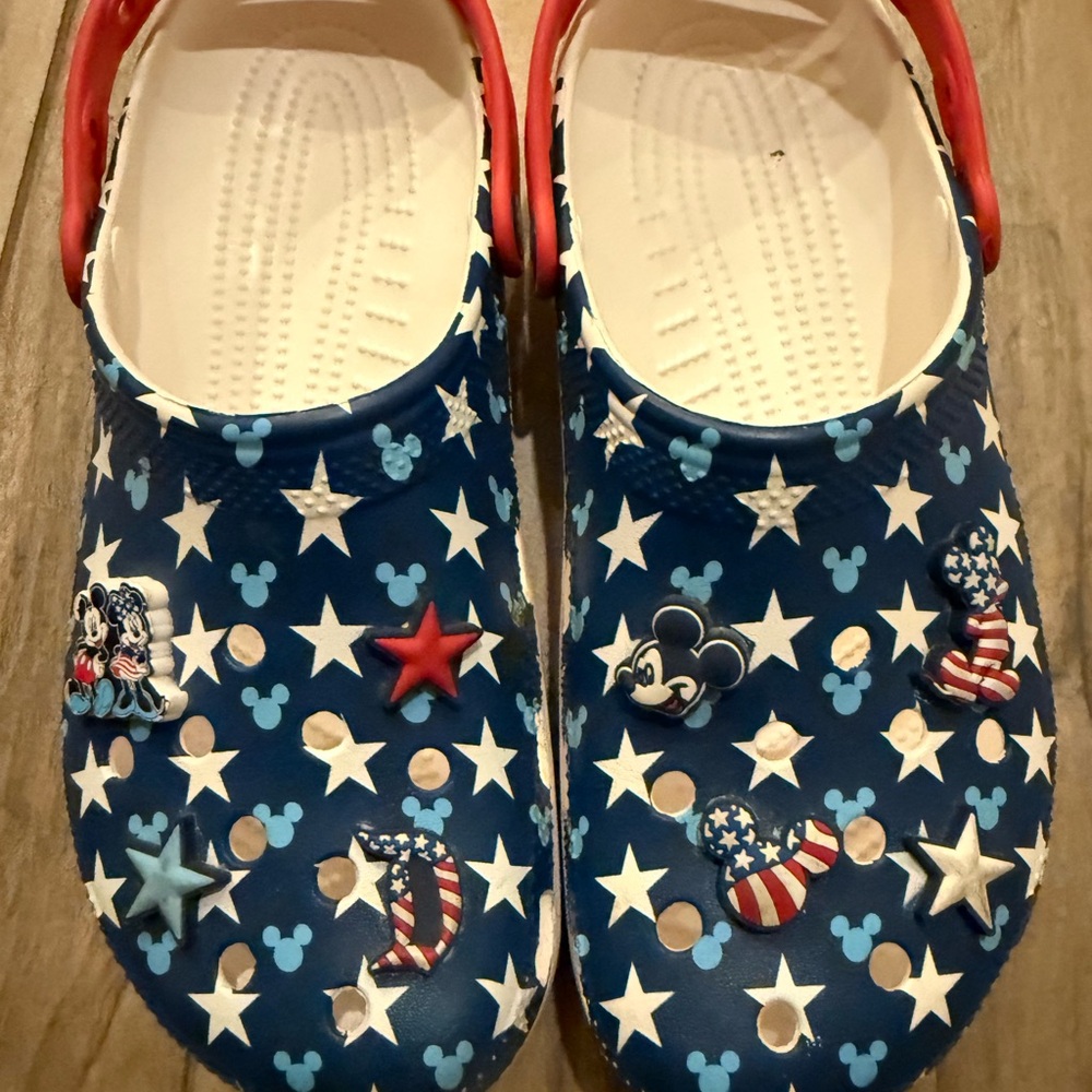 Disney ears and stars Crocs Men’s 10 Women’s 12 Worn for Disneyland Great Con